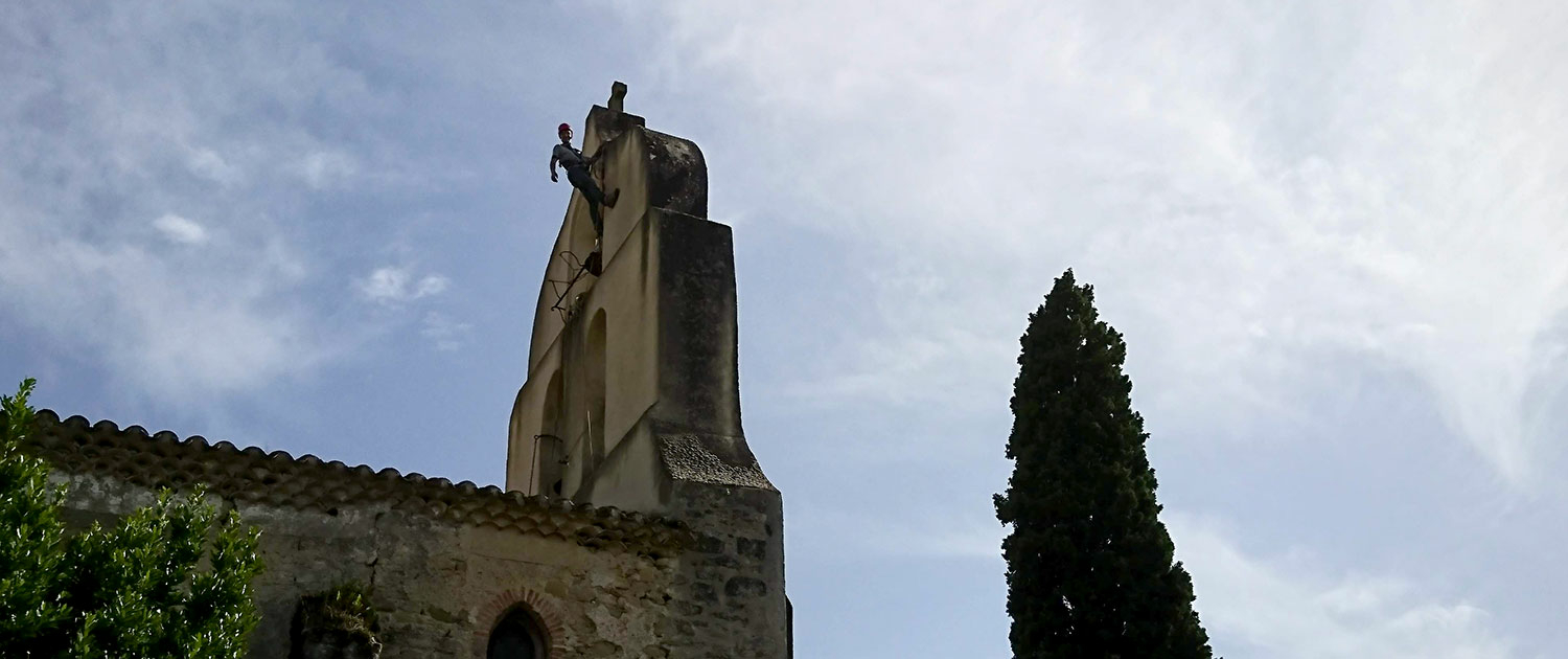 Reprise de maçonnerie sur le clocher d'un église parjulien Rivet, cordiste et fondateur d'acro-pole