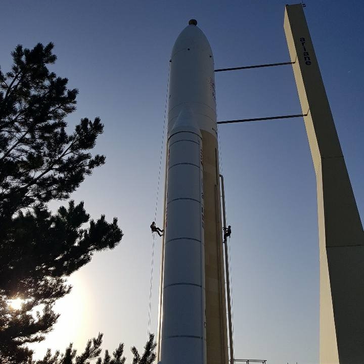 Remise en peinture de la maquette de la fusée Ariane 5 - Cité de l'espace - Toulouse