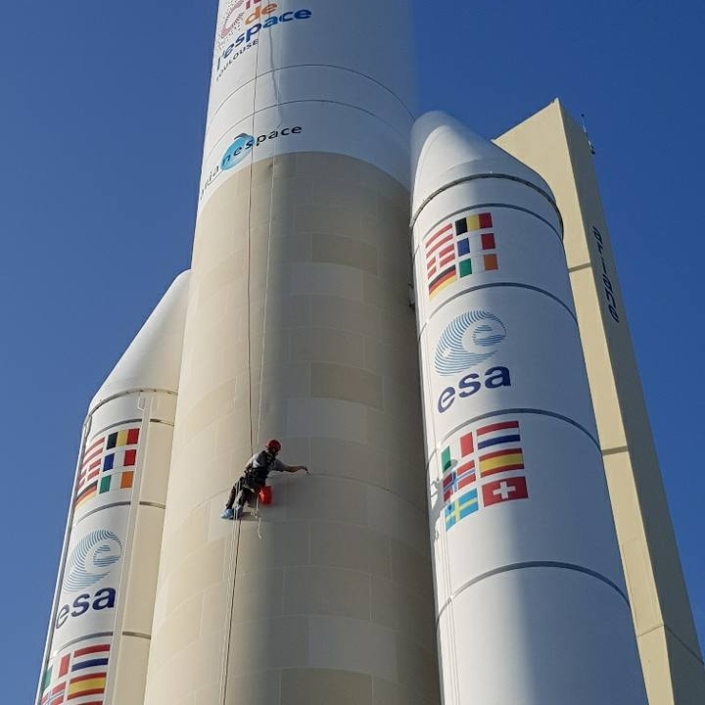 Reprise des peintures de la maquette de la fusée Ariane 5 - Cité de l'espace - Toulouse